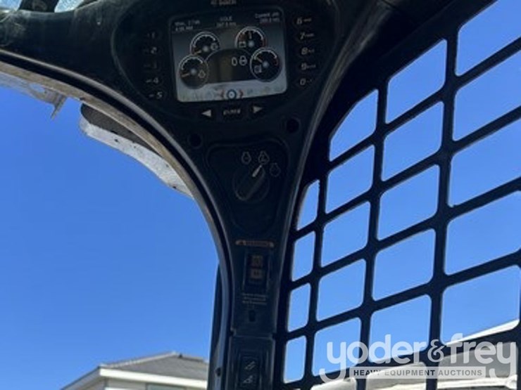 2022-bobcat-t740-image-11