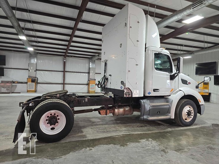 2017-peterbilt-579-image-4