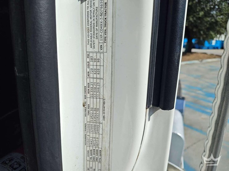 2022-peterbilt-567-t/a-wet-kit-day-cab-truck-tractor-image-8