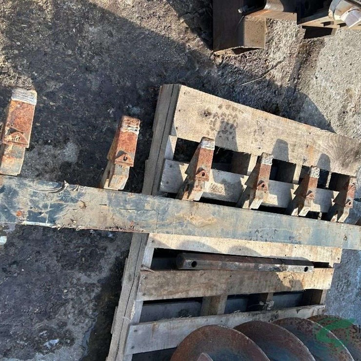 Tooth cutting edge for skid steer bucket