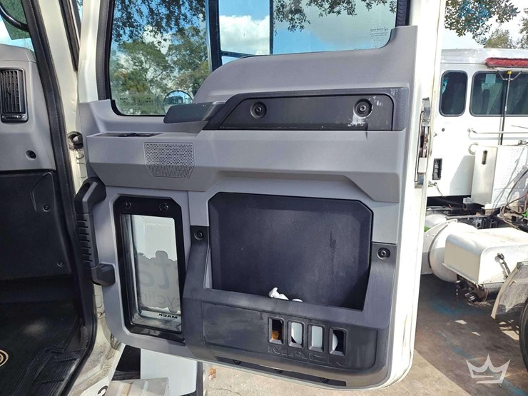 2022-mack-pinnacle-t/a-wet-kit-day-cab-truck-tractor-image-26