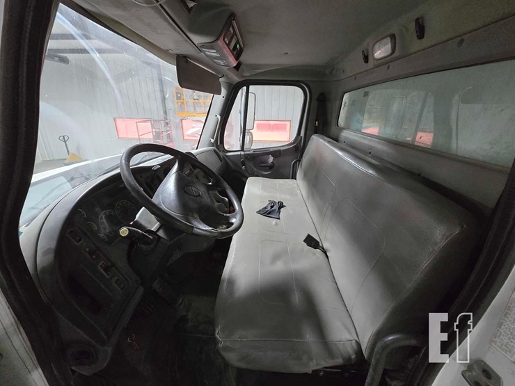 2016-freightliner-114sd-image-11