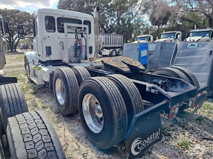 2022-peterbilt-567-t/a-wet-kit-day-cab-truck-tractor-image-4