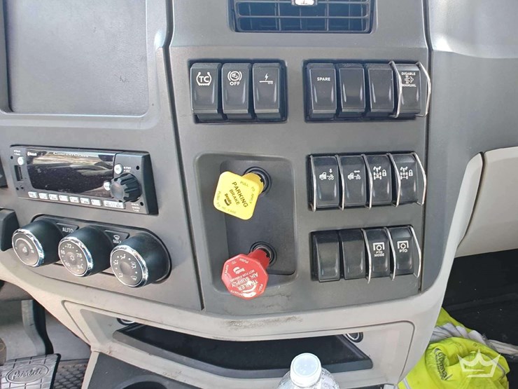 2023-peterbilt-567-t/a-wet-kit-day-cab-truck-tractor-image-25