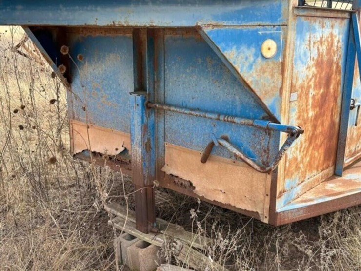 bullmobile-20'x6'-livestock-trailer-image-2