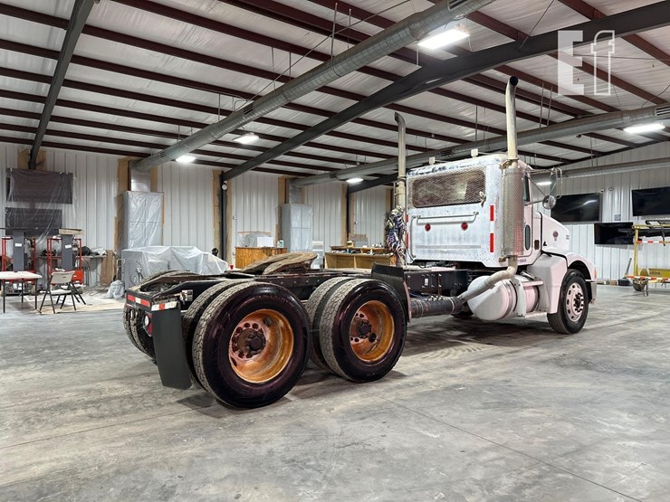 2005-peterbilt-385-image-3