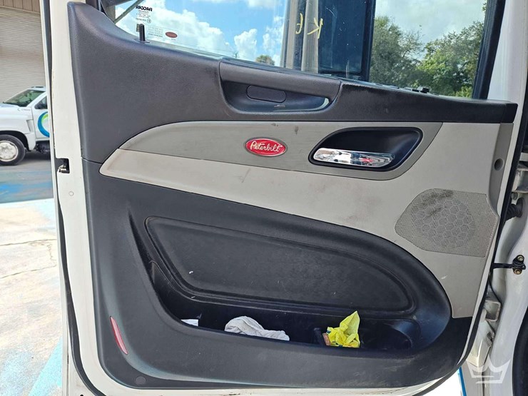 2022-peterbilt-567-t/a-wet-kit-day-cab-truck-tractor-image-31