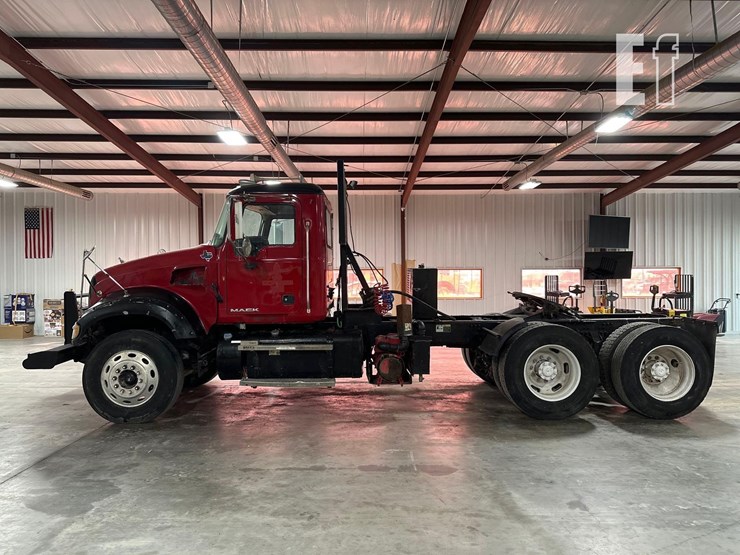 2012-mack-granite-gu713-image-5