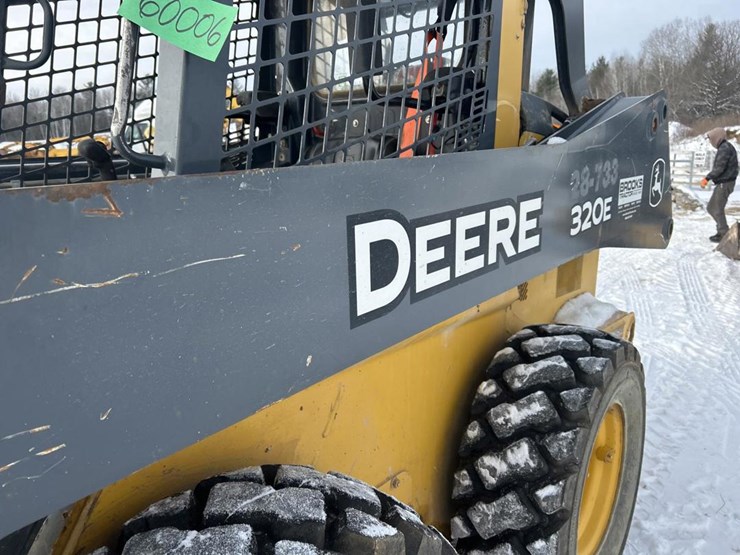 2017-deere-320e-image-17