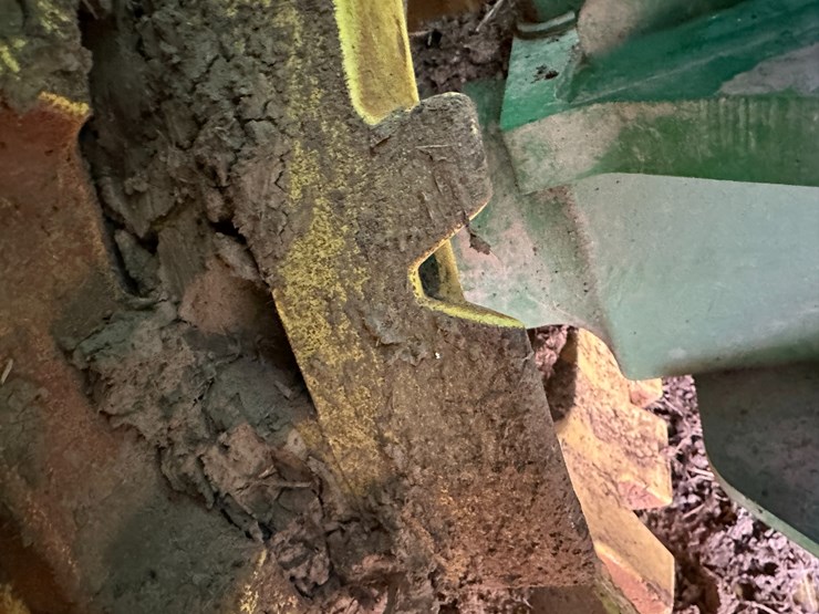 2013-john-deere-9560r-image-25