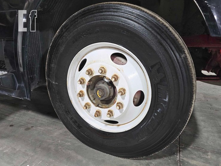 2017-volvo-vnl42300-image-19