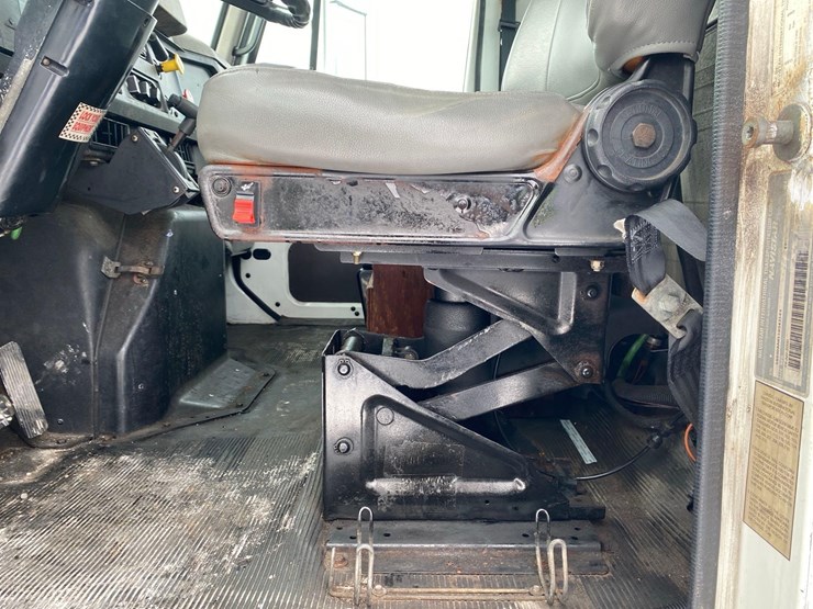 2001-case-ih-4900-image-39