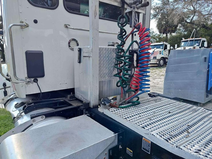 2022-peterbilt-567-t/a-wet-kit-day-cab-truck-tractor-image-33