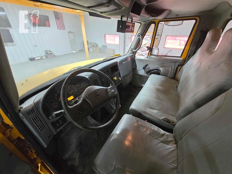 2002-international-durastar-4400-image-16