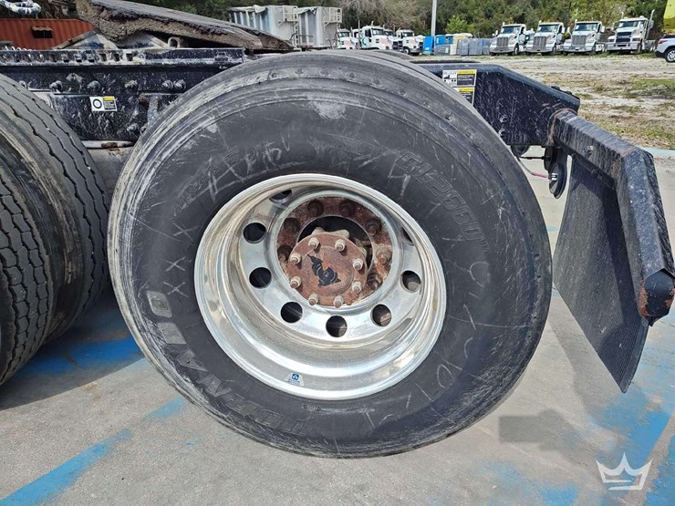 2022-peterbilt-567-t/a-wet-kit-day-cab-truck-tractor-image-44