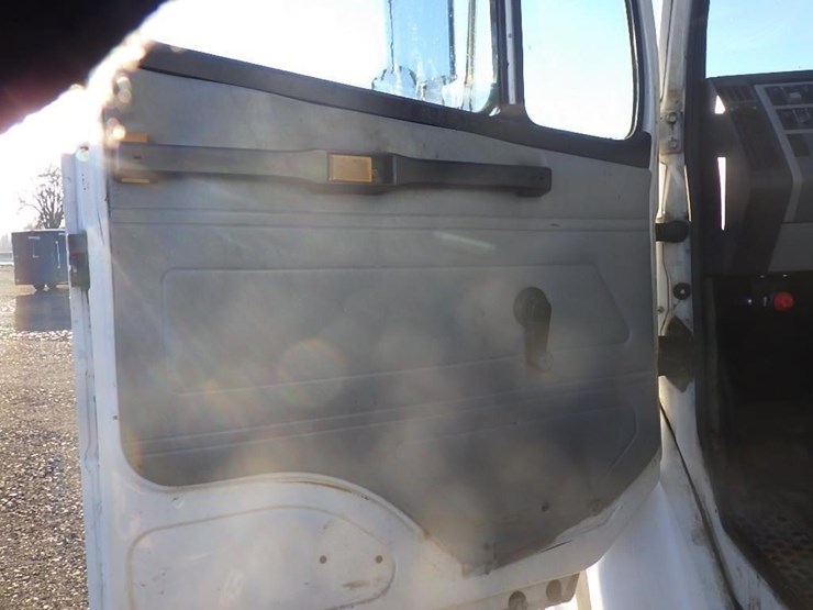 1997-freightliner-fl70-image-22