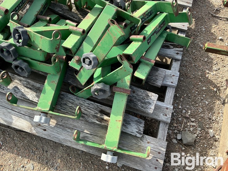 john-deere-max-emerge-planter-depth-adjust-brackets-image-9