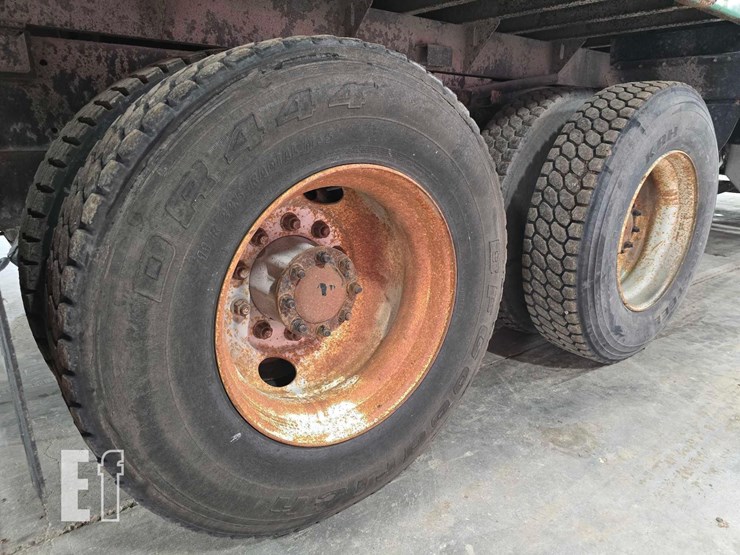 2012-peterbilt-365-image-23