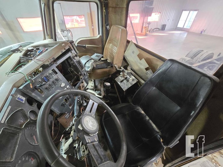 2012-mack-granite-gu713-image-9