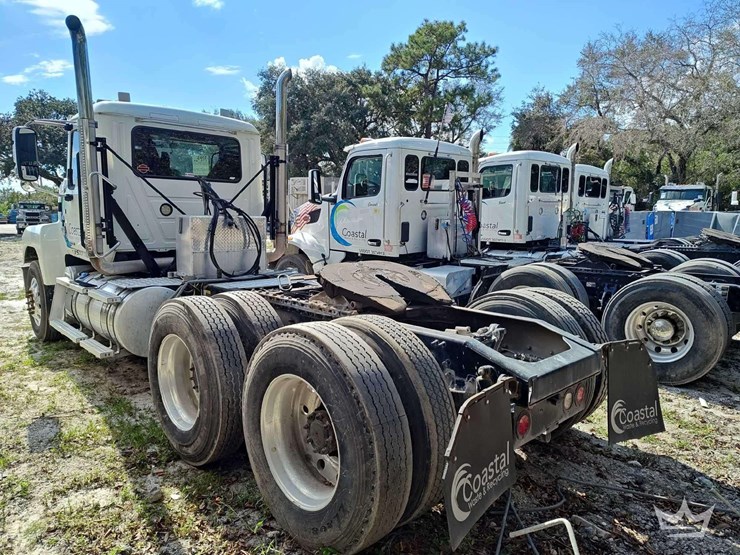 2022-mack-pinnacle-t/a-wet-kit-day-cab-truck-tractor-image-4