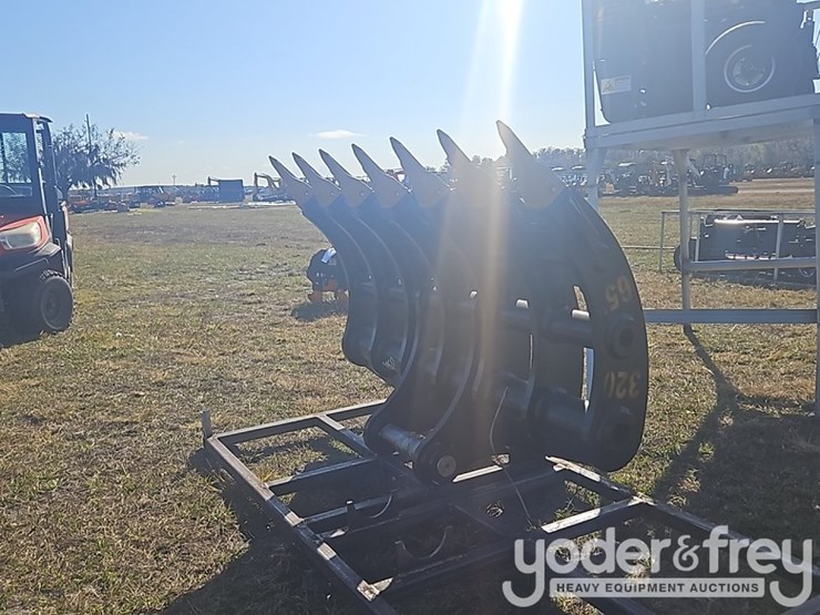 2025-caterpillar-320-image-3