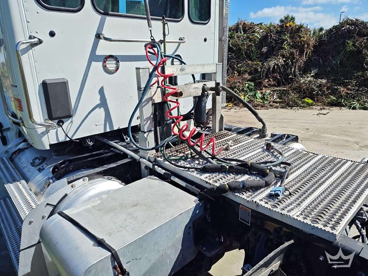 2023-peterbilt-567-image-33