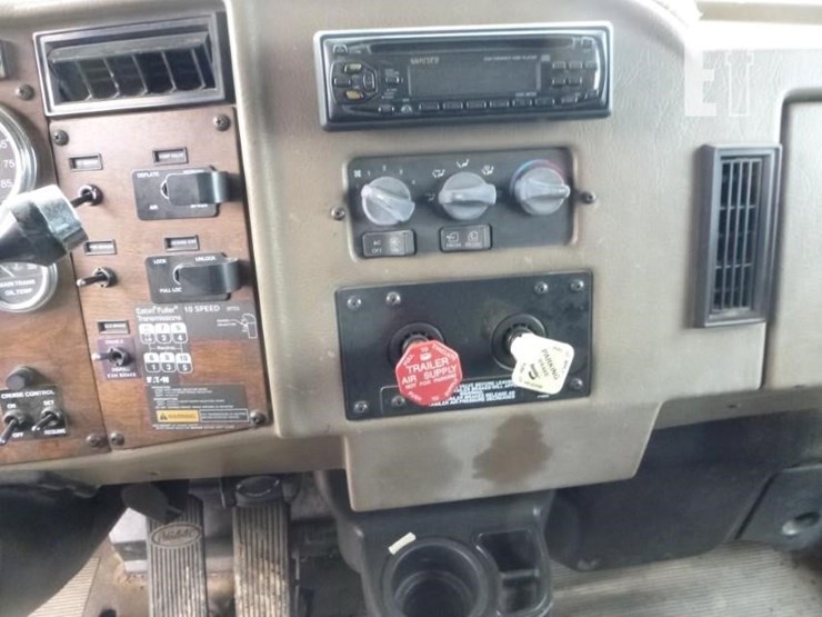 2000-peterbilt-330-image-12