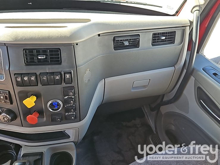 2018-peterbilt-579-image-36