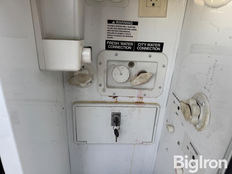 2009-keystone-challenger-32-sat-5th-wheel-camper-trailer-image-20