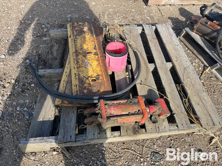 cat-bolt-on-cutting-edge-&-hyd-cylinder-image-8