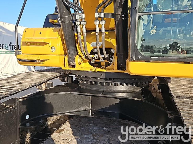 2023-caterpillar-340-image-19