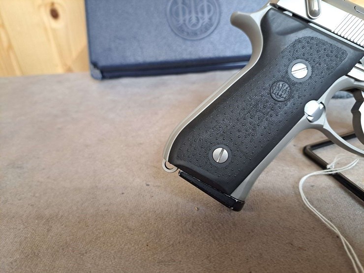 beretta-model-96-.40-semiauto-pistol-image-8