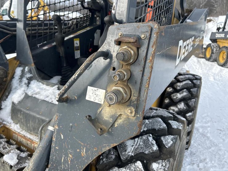 2017-deere-320e-image-16