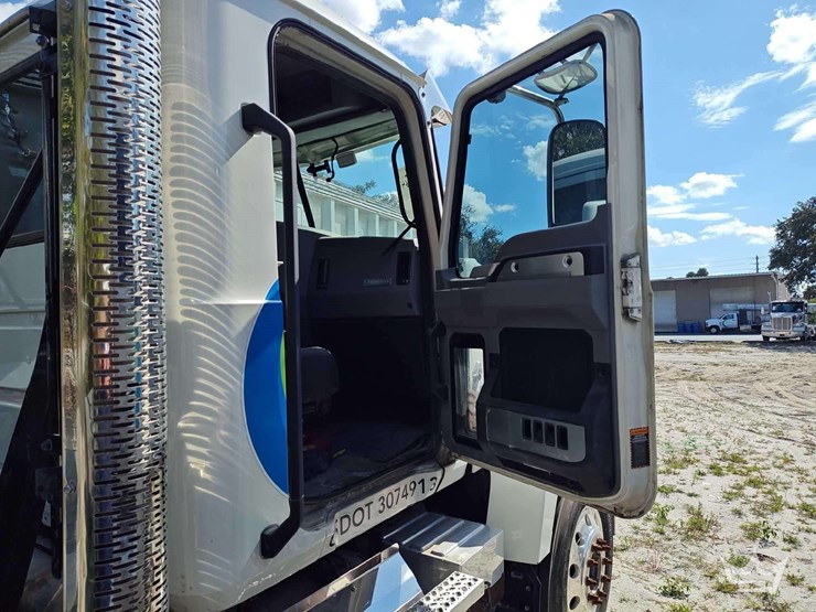 2022-mack-pinnacle-t/a-wet-kit-day-cab-truck-tractor-image-13