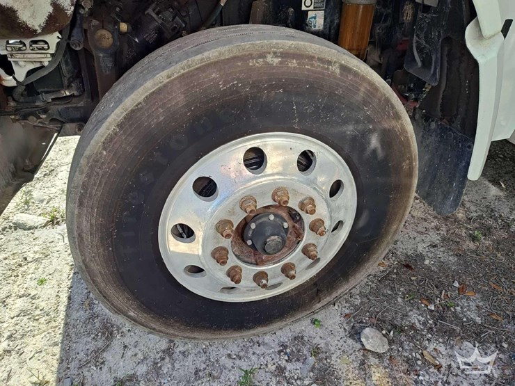 2022-peterbilt-567-t/a-wet-kit-day-cab-truck-tractor-image-46