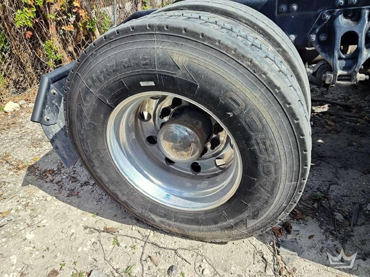 2023-peterbilt-567-t/a-wet-kit-day-cab-truck-tractor-image-42