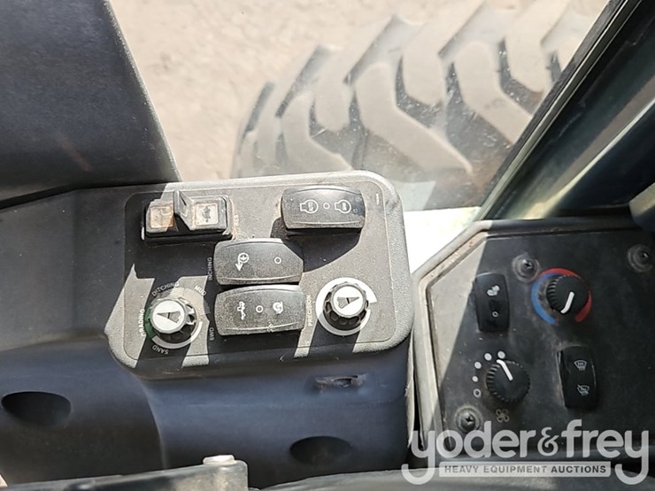 2017-deere-672g-image-39