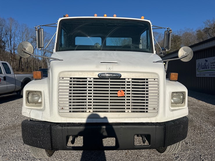 2000-freightliner-fl70-image-2