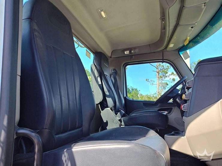 2023-peterbilt-567-image-27