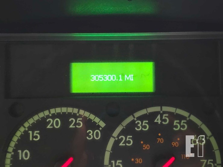 2017-freightliner-business-class-m2-106-image-12