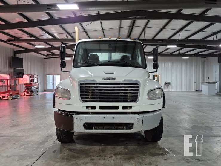 2014-freightliner-business-class-m2-106-image-7