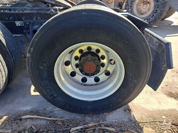 2023-peterbilt-567-image-41