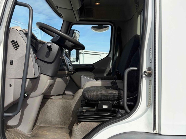 2017-kenworth-k270-image-16