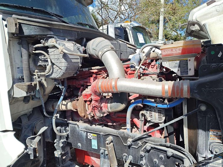 2022-peterbilt-567-t/a-wet-kit-day-cab-truck-tractor-image-12