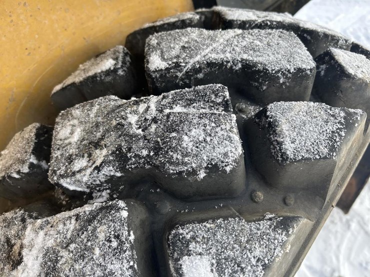 2017-deere-320e-image-52