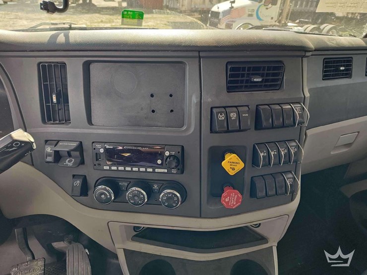 2022-peterbilt-567-t/a-wet-kit-day-cab-truck-tractor-image-18