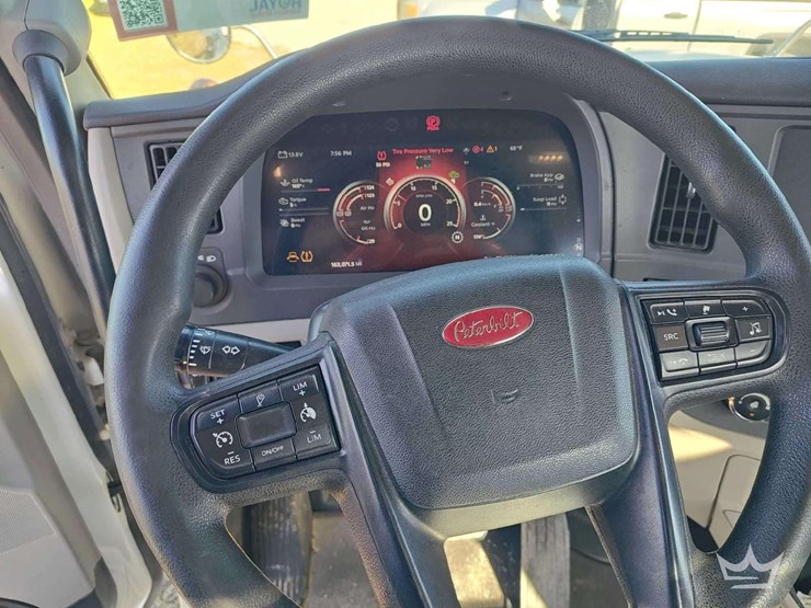 2023-peterbilt-567-image-47