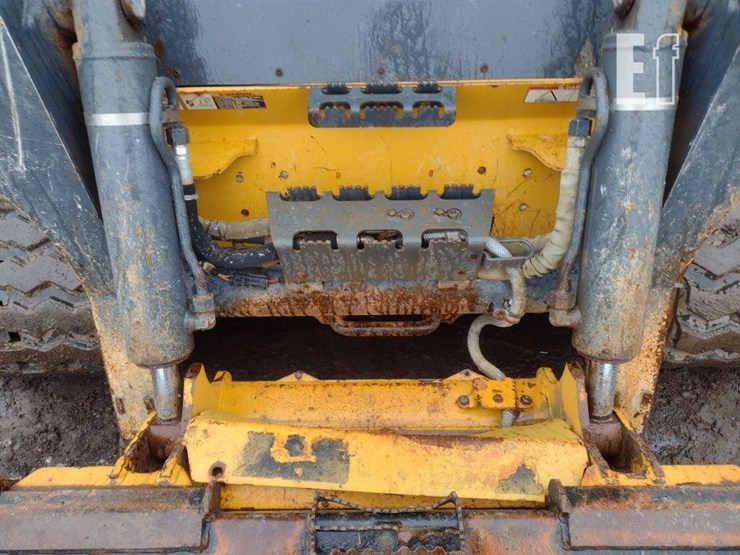 2021-deere-331g-image-14