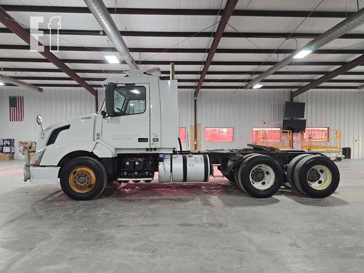 2013-volvo-vnl64t300-image-5