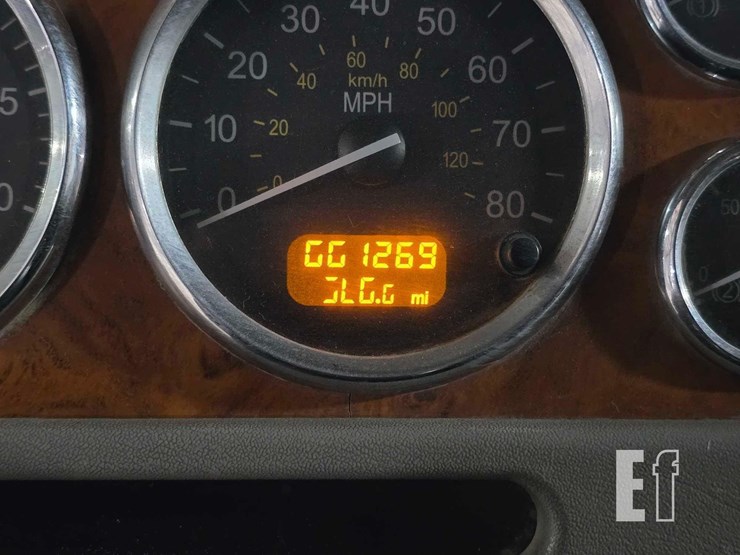 2009-peterbilt-384-image-12